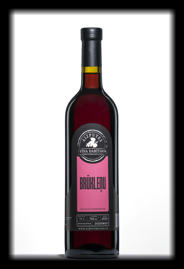 saldais sarkanvins-bruklenu-lingonberry-sweet red wine-брусничное-сладкое красное вино-aizputes-vina-daritava-Aizpute Winery-Винодельня Айзпуте